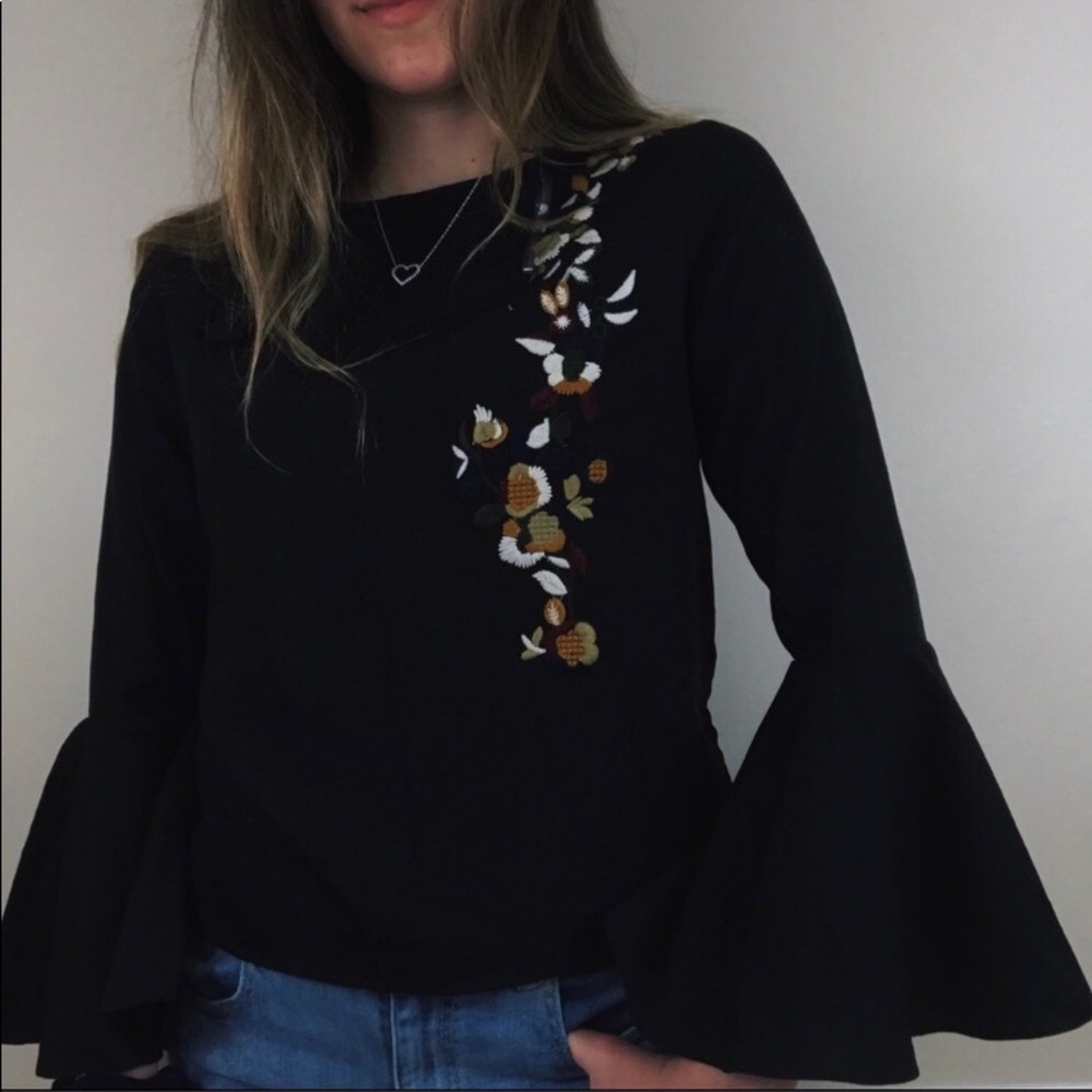 Cliché Floral Embroidered Bell sleeve top